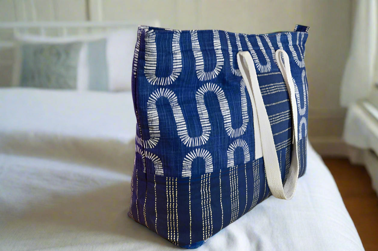 Waves Weekender Bag – Oversized Travel Tote with Pockets & Style