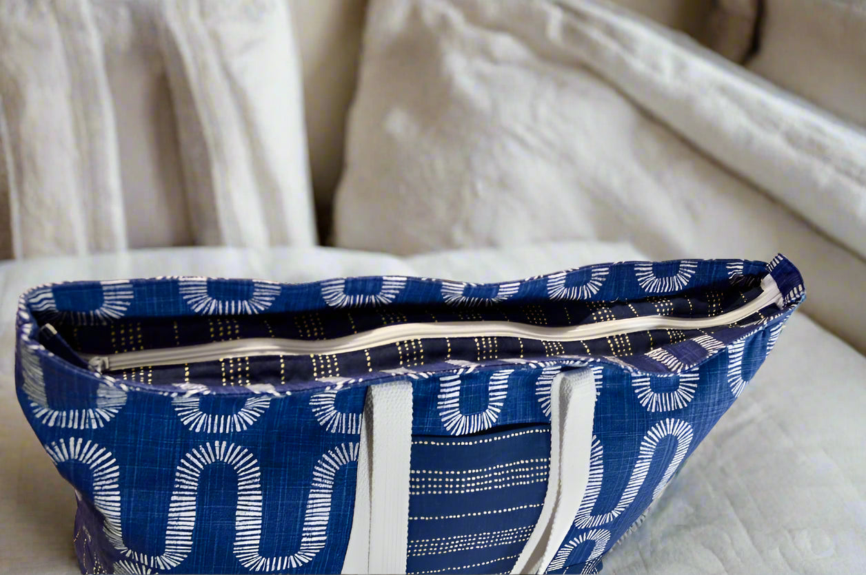 Waves Weekender Bag – Oversized Travel Tote with Pockets & Style
