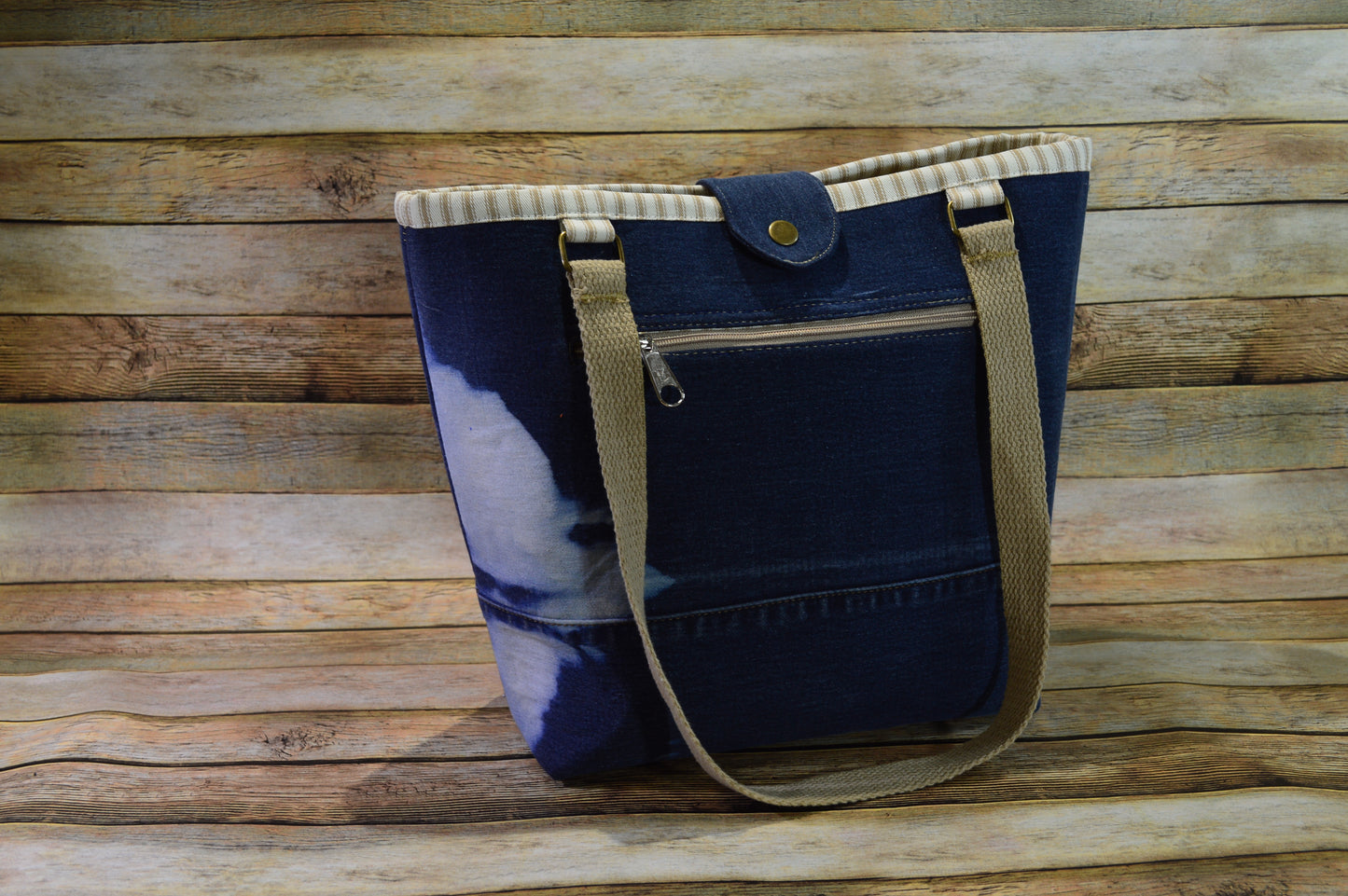 Caramel & Cream II – Denim Handbag with Contrast Details & Smart Storage