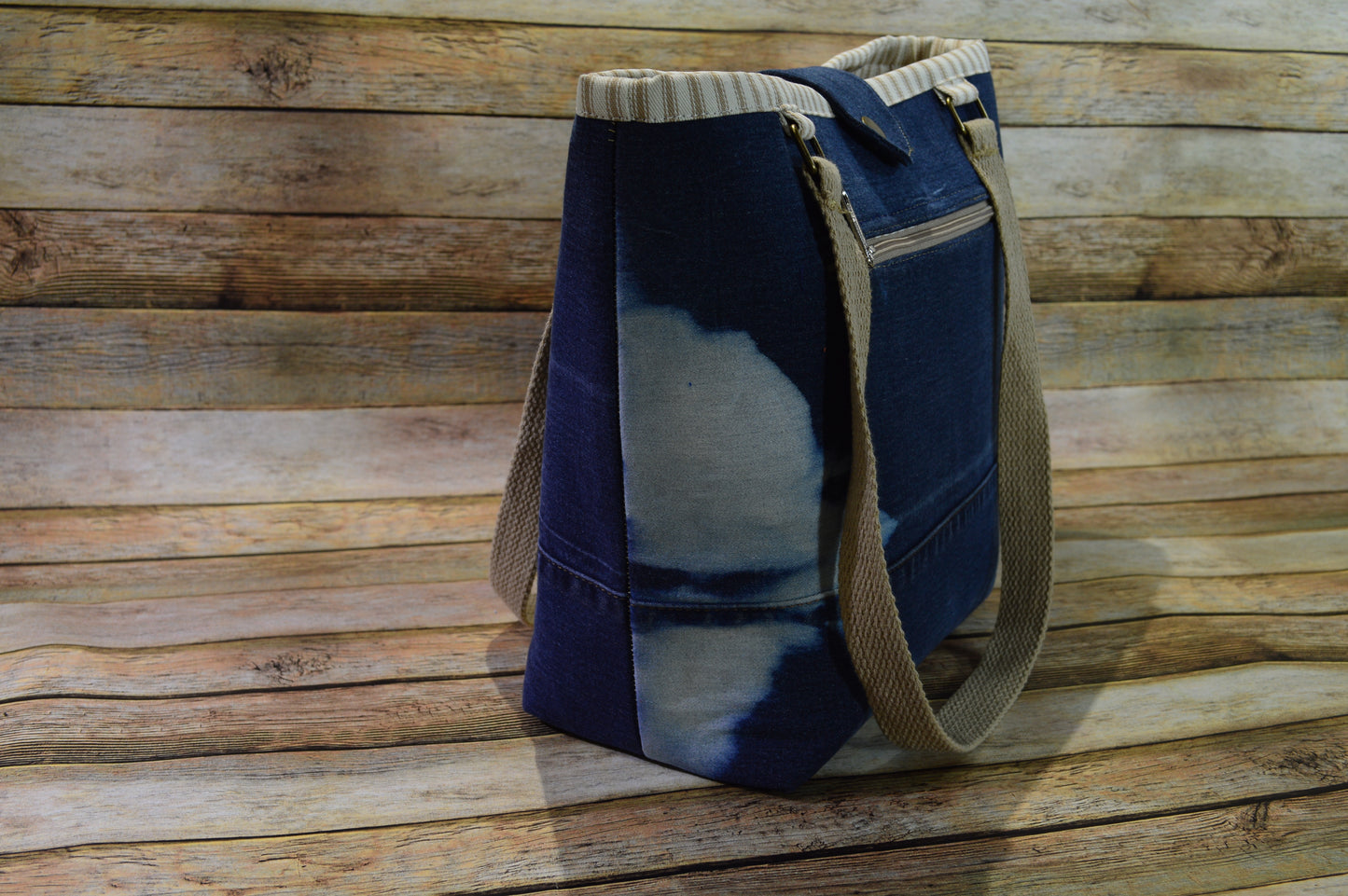 Caramel & Cream II – Denim Handbag with Contrast Details & Smart Storage