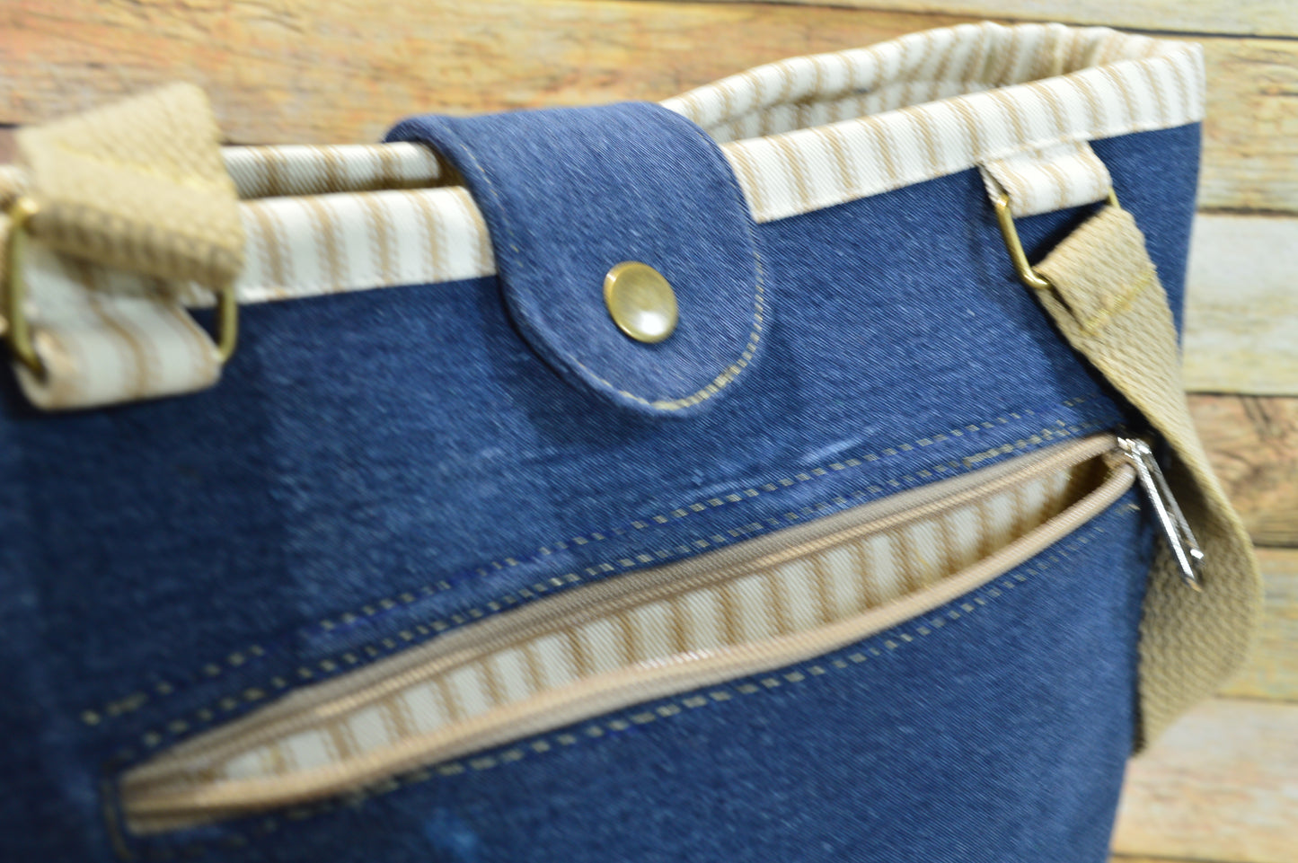Caramel & Cream II – Denim Handbag with Contrast Details & Smart Storage