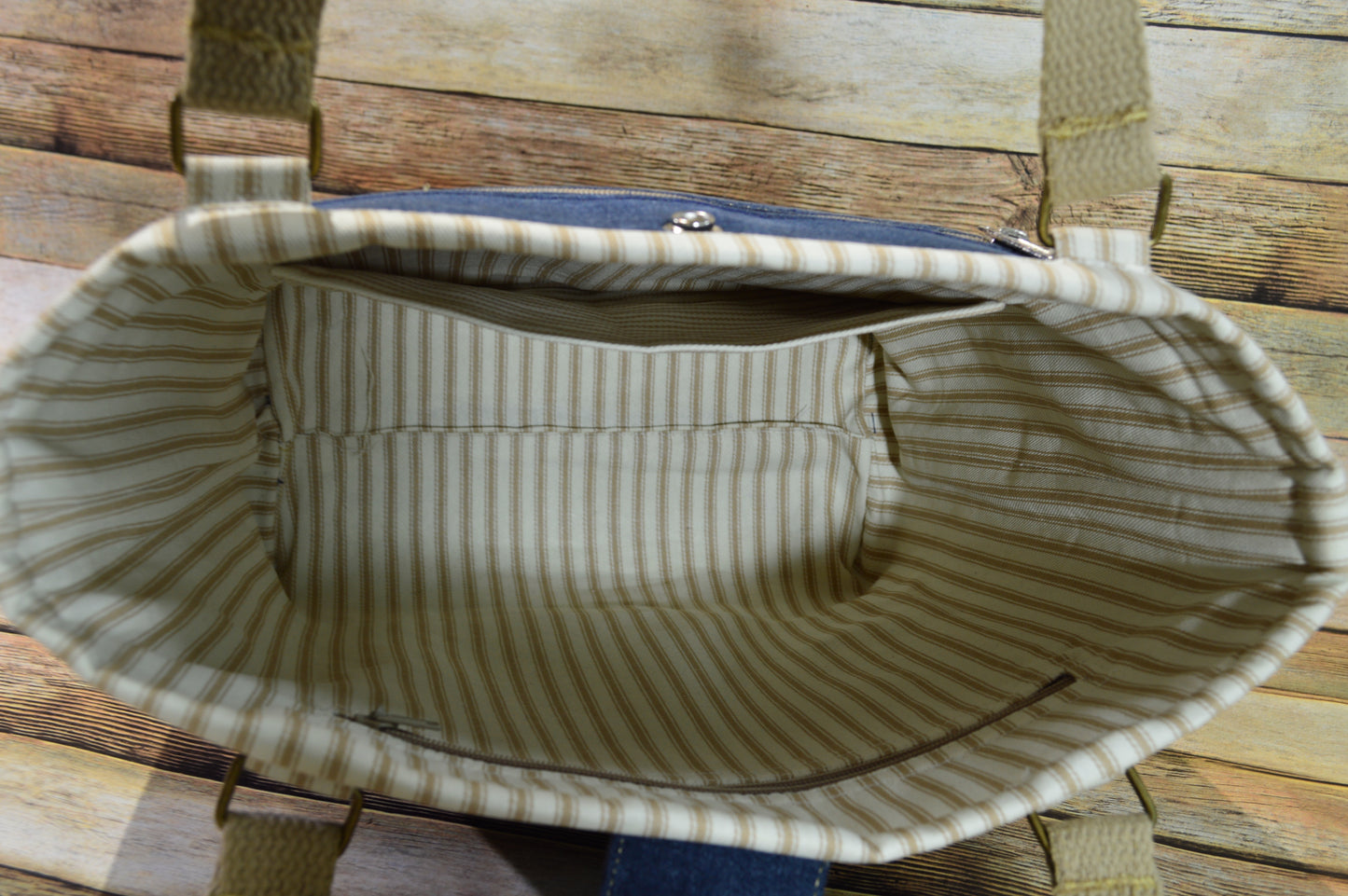 Caramel & Cream II – Denim Handbag with Contrast Details & Smart Storage